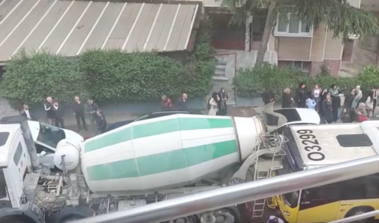 İETT otobüsü ile beton mikseri çarpıştı trafik yoğunluğu oluştu