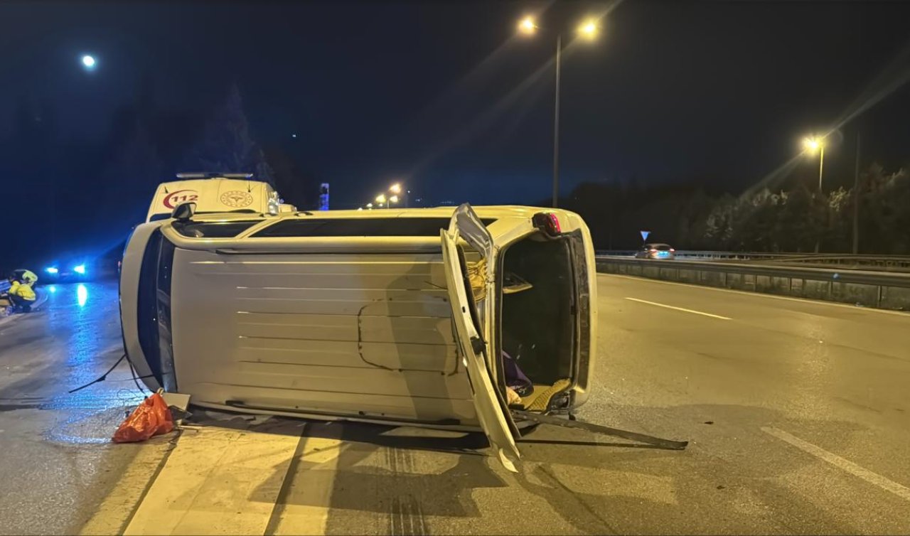 TEM Otoyolu’nda bariyere çarpan minibüs devrildi