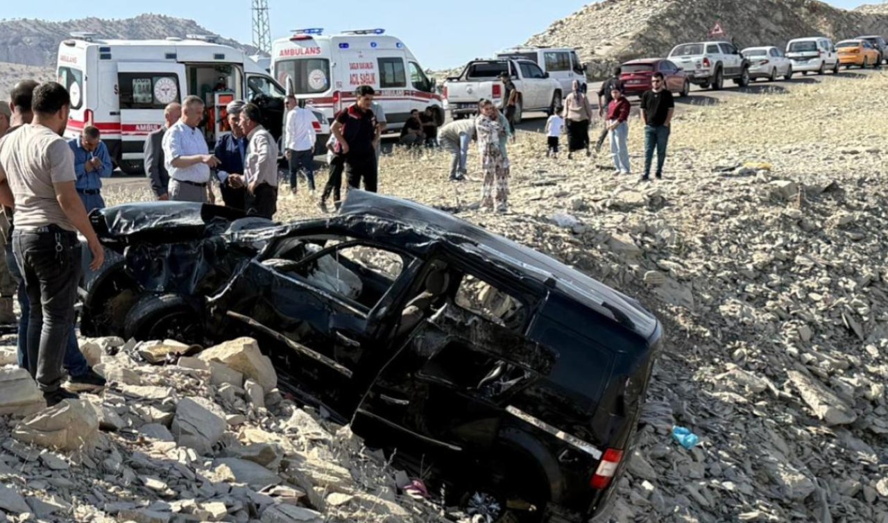 Hafif ticari araç şarampole devrildi: 3 ölü 3 yaralı