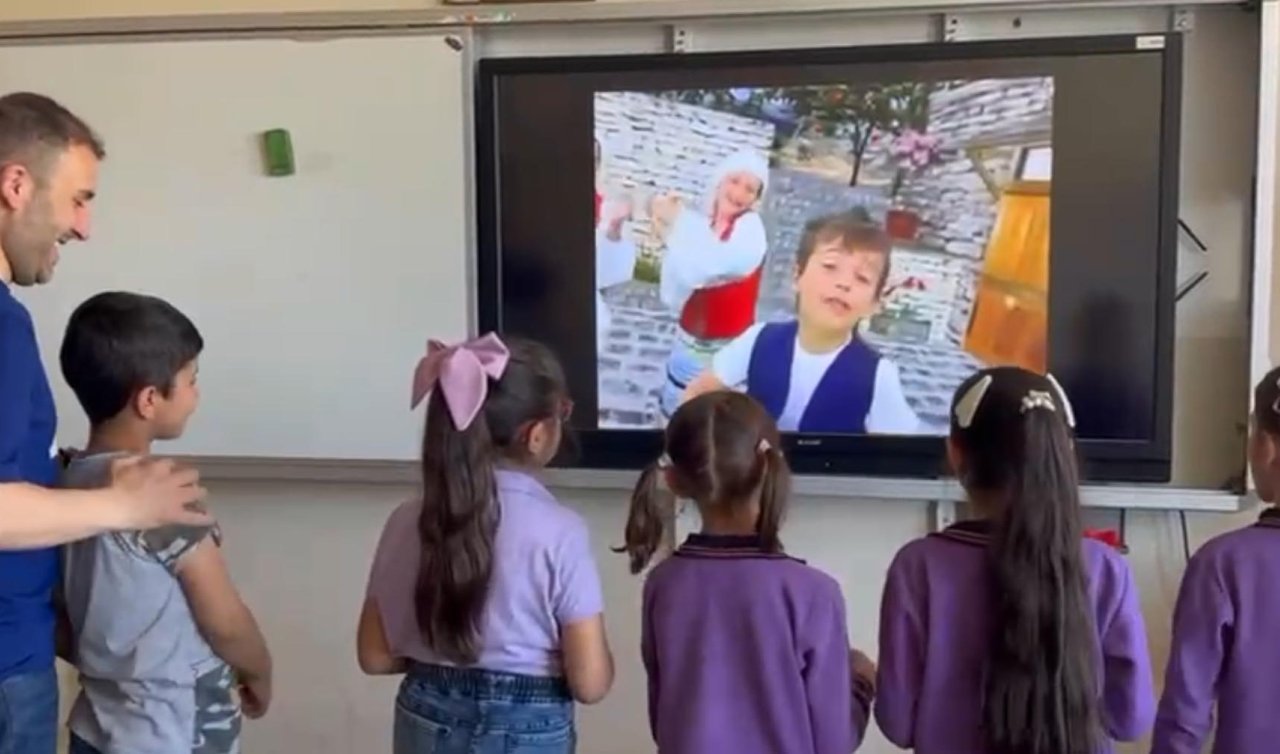 “Sarı Gelin’’ türküsünü Avrupalı çocuklara söylettiler 