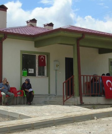 Köy tipi kalıcı konutlar hak sahiplerine teslim ediliyor