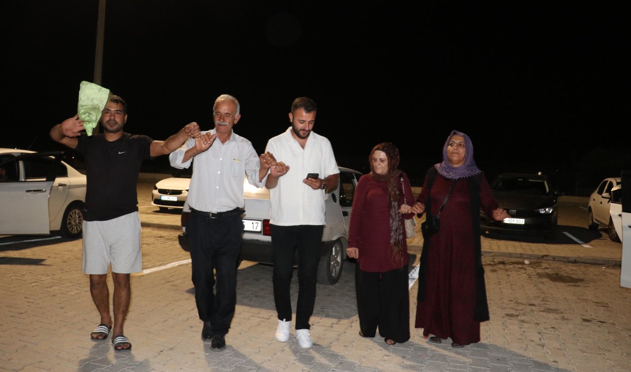Yakınlarını karşılamak için gittikleri cezaevi önünde halay çektiler