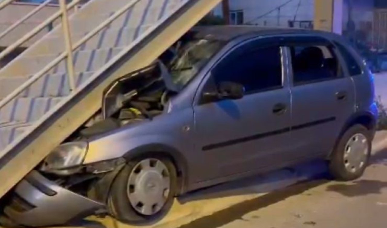 Otomobil üst geçide çarptı: 6 yaralı