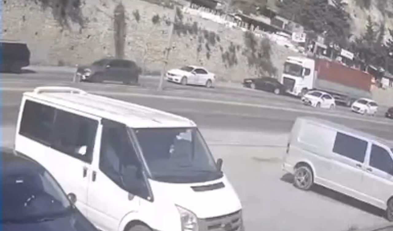 Tır sürücüsü otomobili göz göre göre sürükledi