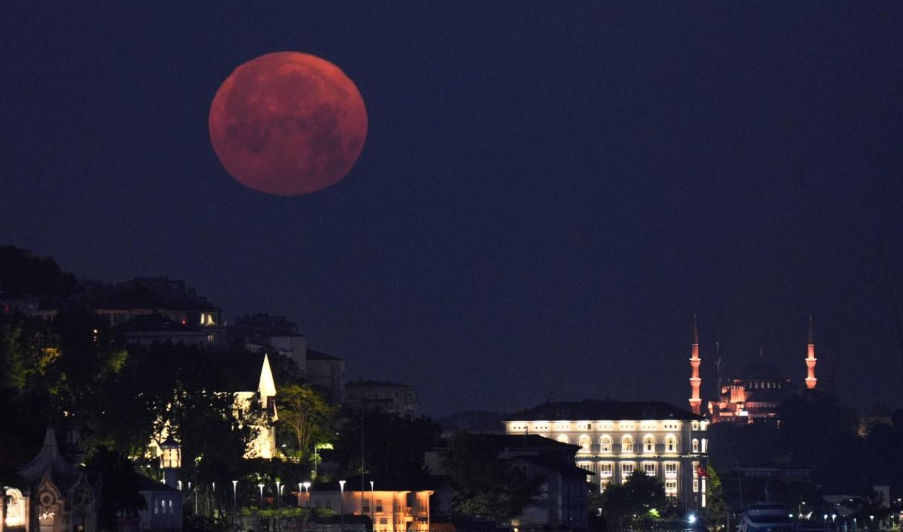 Yazın müjdecisi Çilek Dolunayı İstanbul semalarında