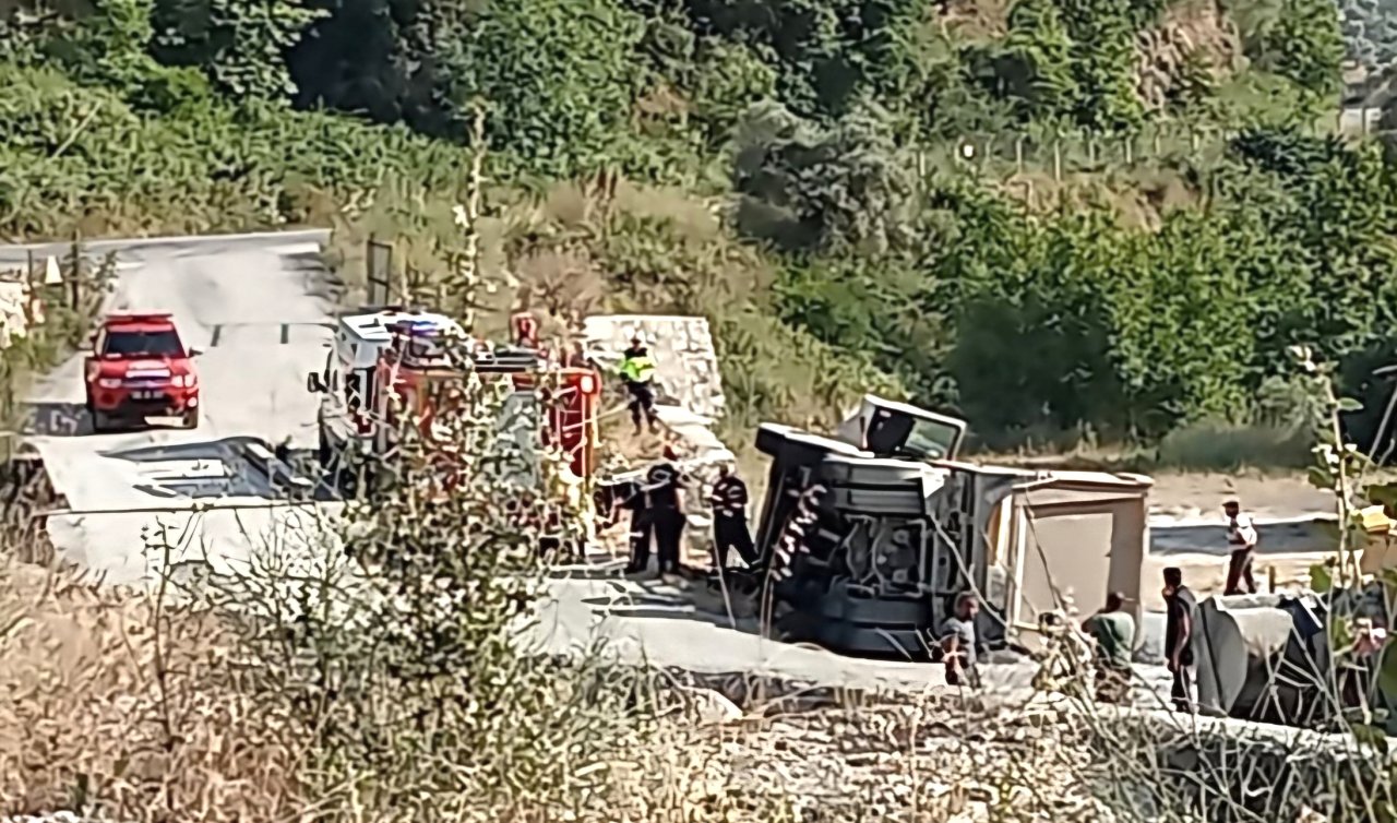 Kum kamyonu devrildi: 1 yaralı