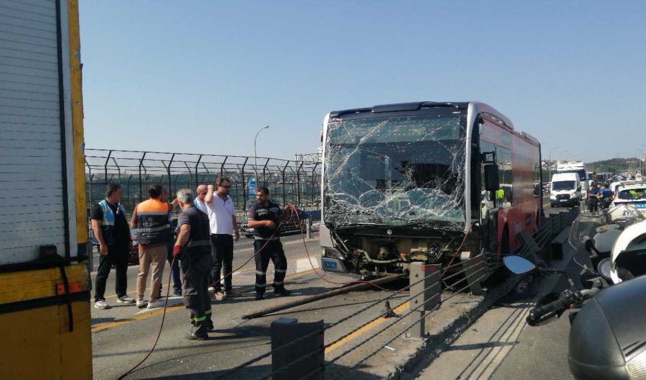 Kontrolden çıkan metrobüs bariyerlere çarptı