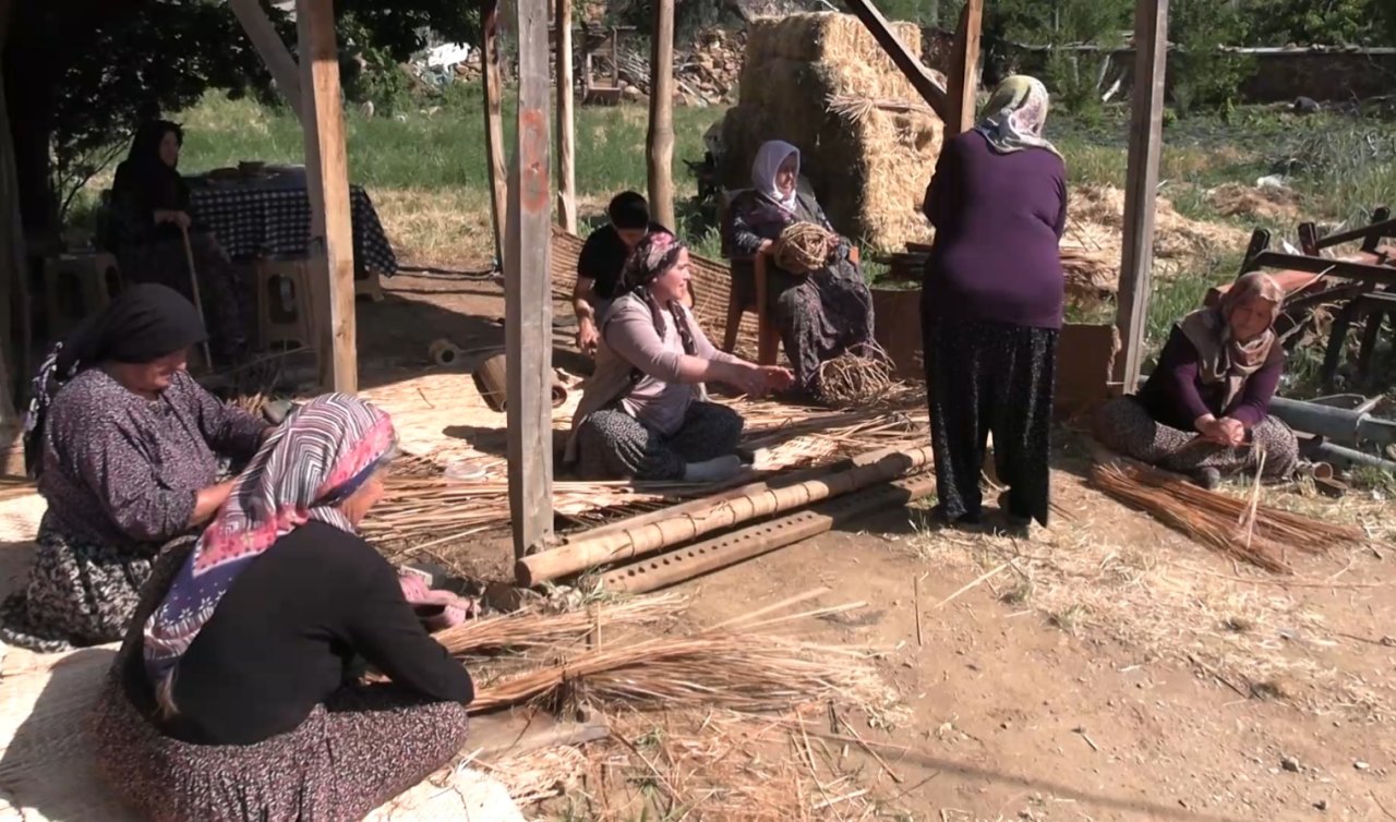 Unutulmaya yüz tutmuş bir meslek! Konya’da hasırın son ustaları