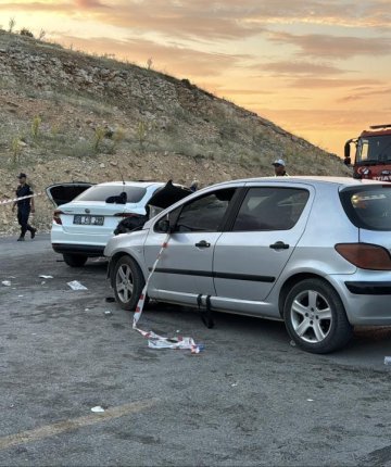 İki otomobil çarpıştı: 11 yaralı