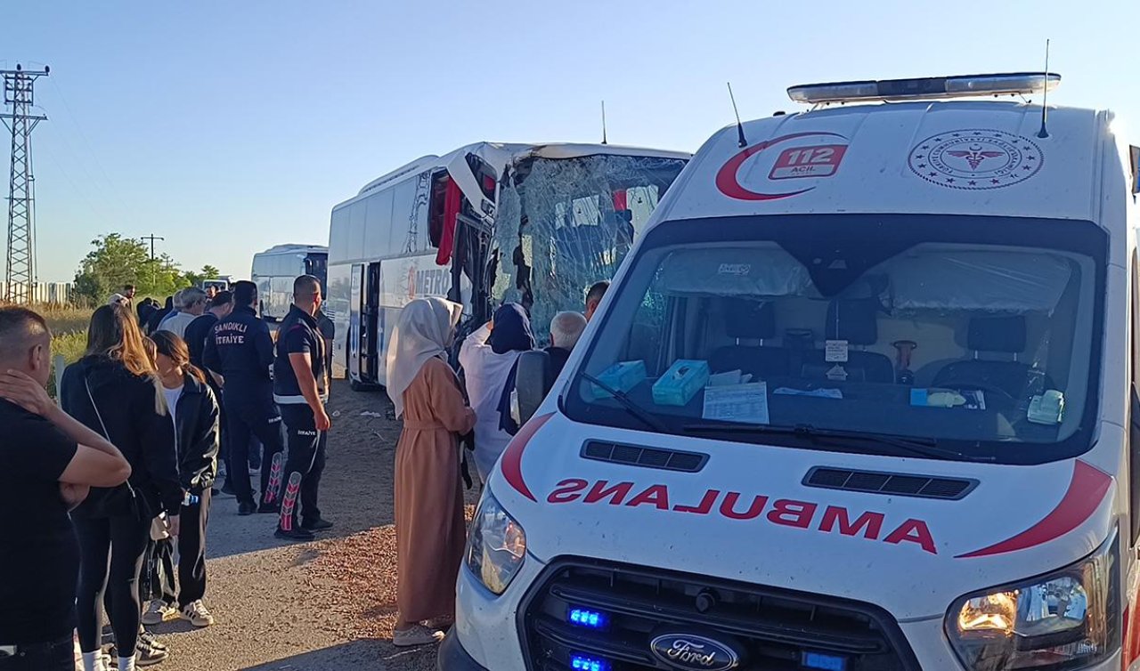Yolcu otobüsü yem yüklü tıra çarptı: Yaralılar var
