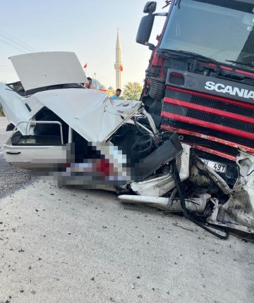  Tır ile otomobilin karıştığı kazada 1 kişi hayatını kaybetti