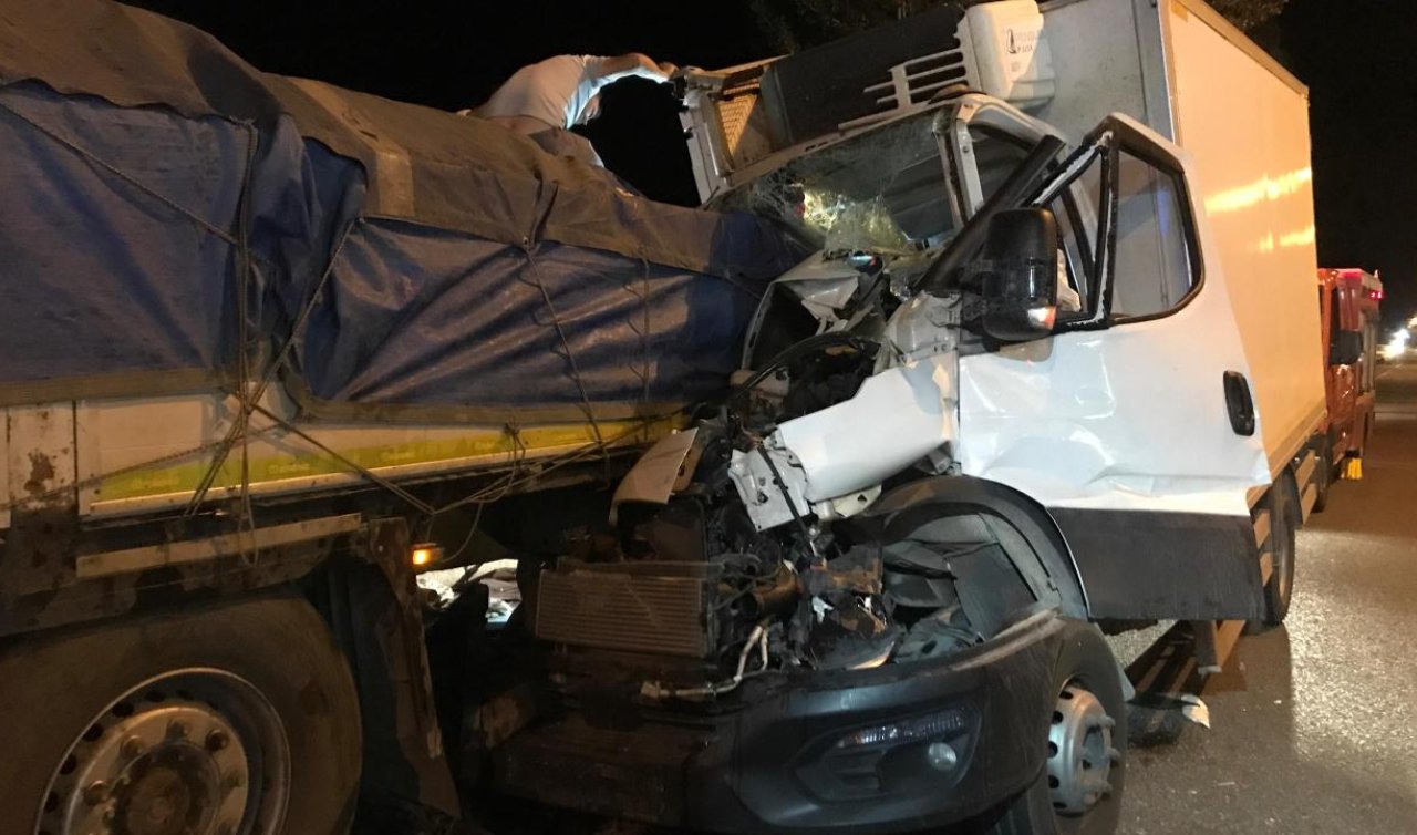 Kamyonet park halindeki tıra çarptı: 1 ölü
