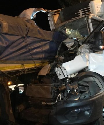 Kamyonet park halindeki tıra çarptı: 1 ölü