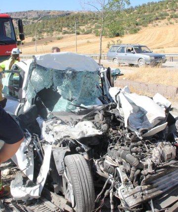 Tır ile otomobil çarpıştı: 4 ölü
