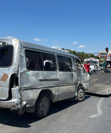 Minibüs devrildi: 6 yaralı
