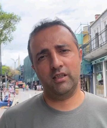 Evcil köpeğini gezdirirken başıboş köpeklerin saldırısına uğradı