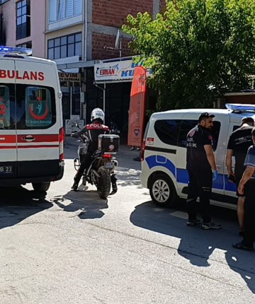 Parkta bıçakladığı kocasını elektrikli bisikletle hastaneye götürdü