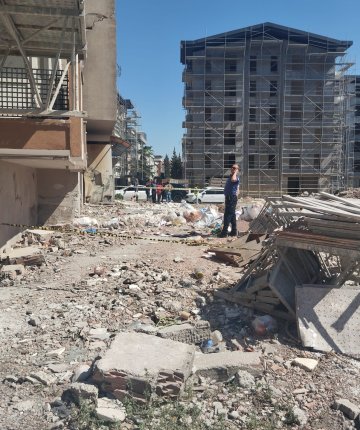İnşaattan atılan molozlar çocukların üzerine düştü: 3 yaralı