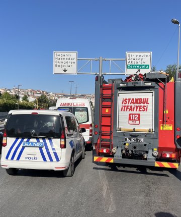 Araca yaslanarak arkadaşıyla konuşan şahsa otomobil çarptı