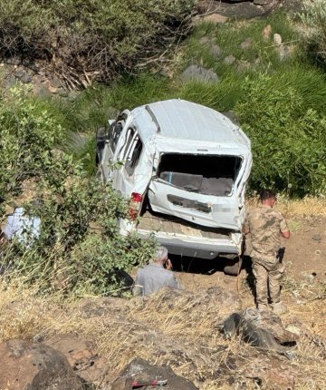 Hafif ticari araç şarampole uçtu: 1 ölü