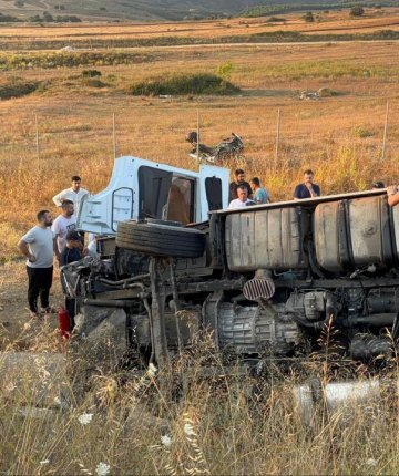Tır şarampole devrildi: 2 ölü