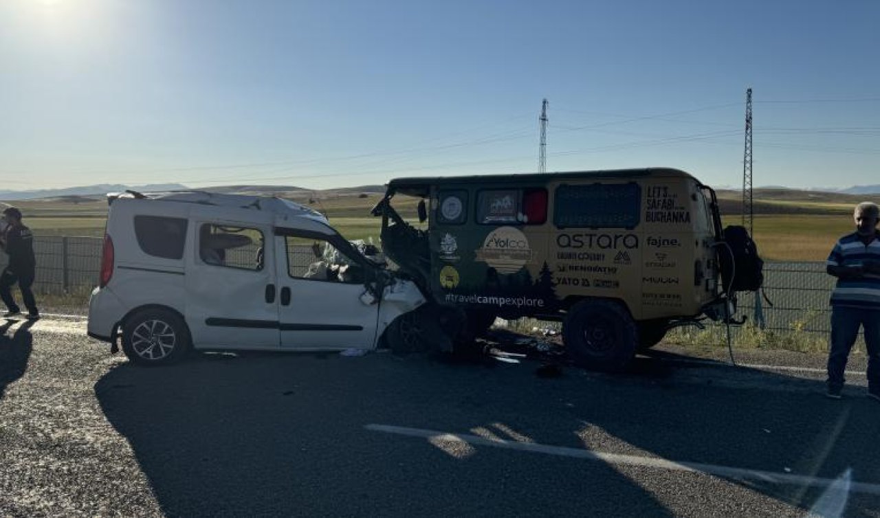 Hafif ticari araç ile minibüs çarpıştı: 2 ölü 6 yaralı