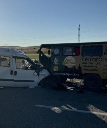 Hafif ticari araç ile minibüs çarpıştı: 2 ölü 6 yaralı