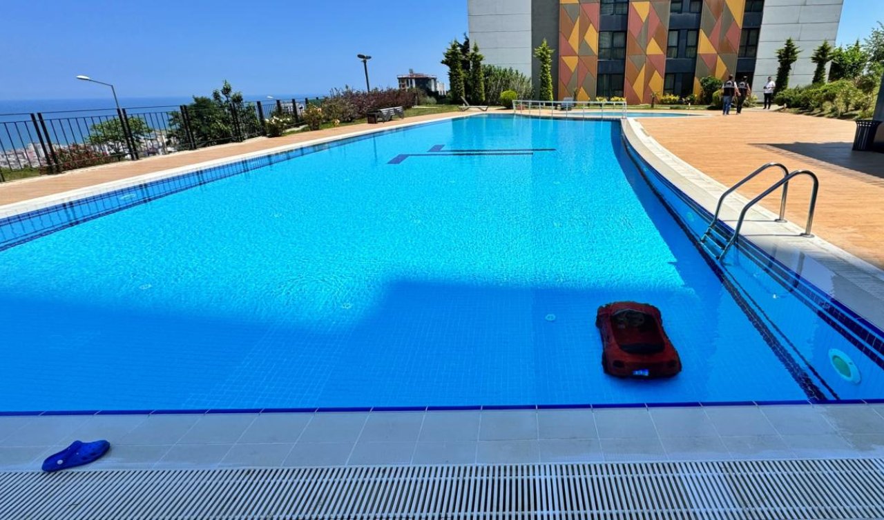 4 yaşındaki çocuk akülü arabasıyla havuza düştü
