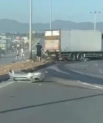 Karşı şeride geçip TIR’la çarpışan hafif ticari aracın sürücüsü öldü