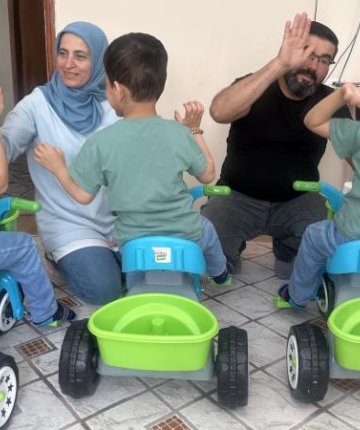 Koruyucu ailesi oldukları üçüzlerle evlerini şenlendirdiler