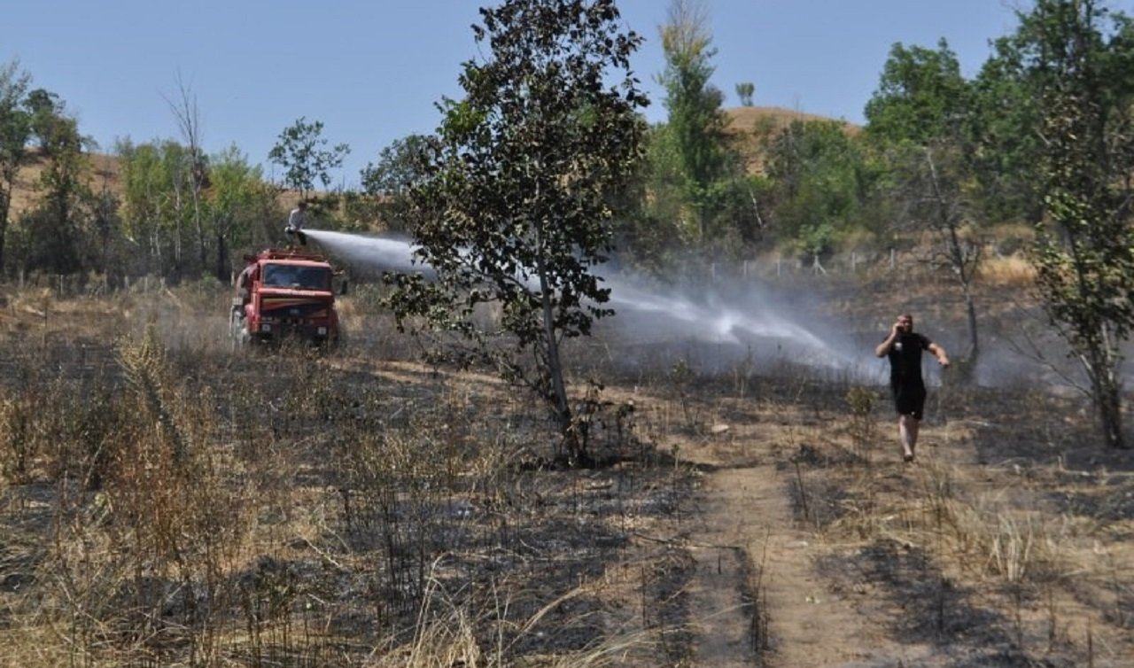 Bir kıvılcımla yangını başlattı alevlerin büyüdüğünü görünce kaçtı