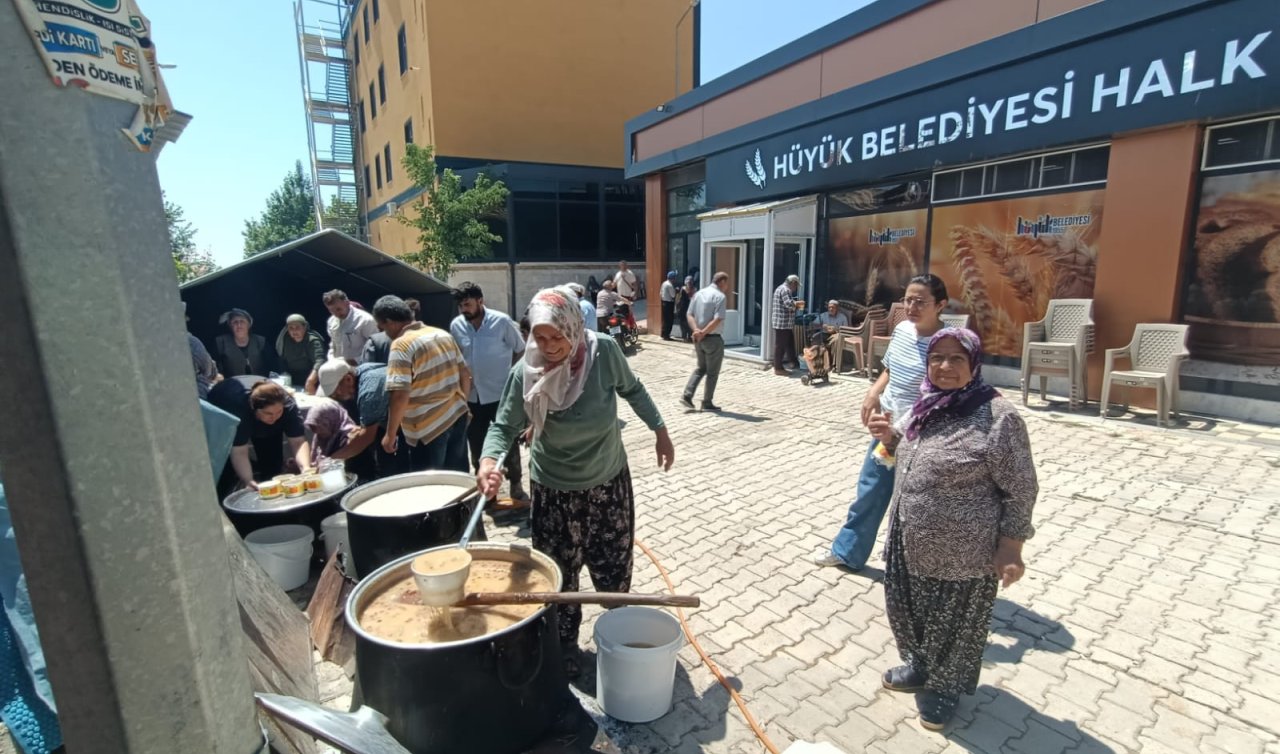 Hüyük’te muharrem ayı dolayısıyla vatandaşlara aşure ikram edildi