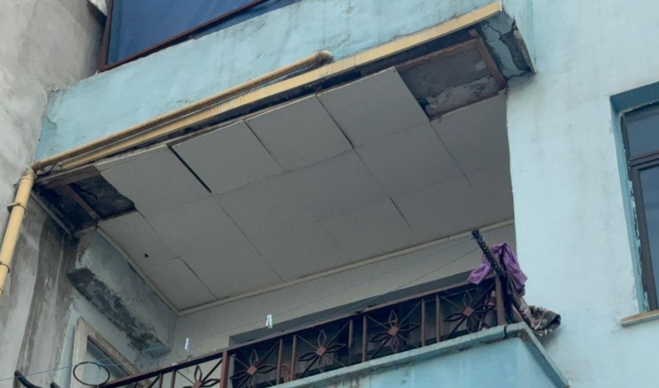 2 katlı binada balkon çöktü