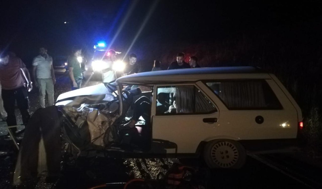 Hafif ticari araçla otomobilin çarpıştığı kazada 8 kişi yaralandı