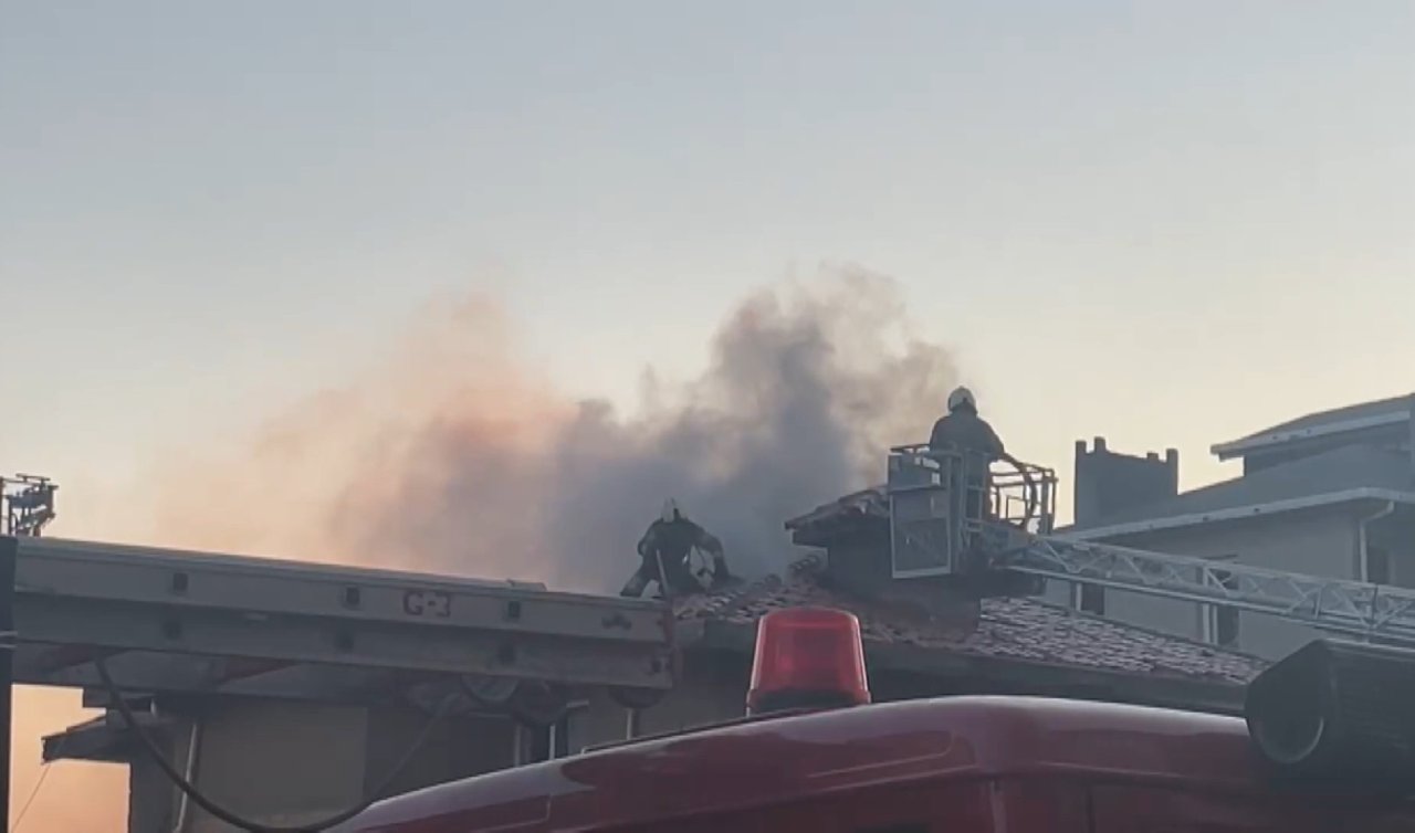 Terastaki mangal yangına neden oldu; çatı katı alev alev yandı! 