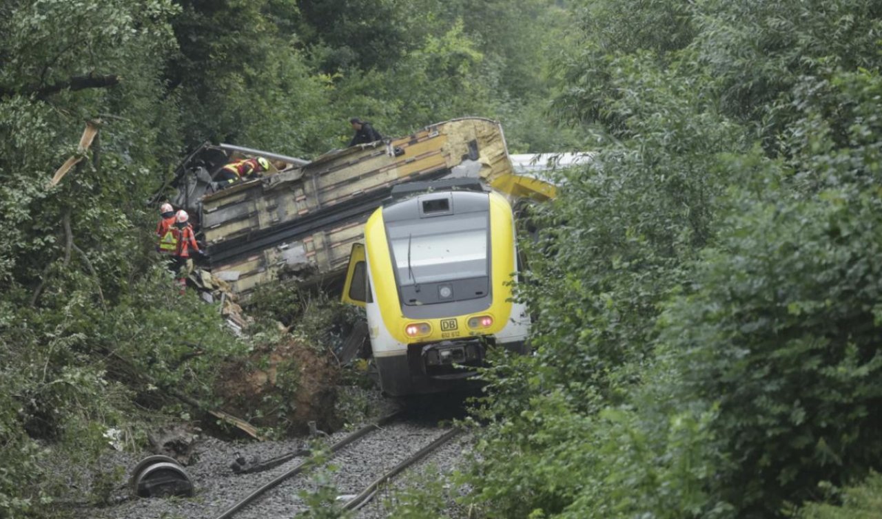 Almanya’da yolcu treni raydan çıkarak devrildi: 3 ölü 34 yaralı