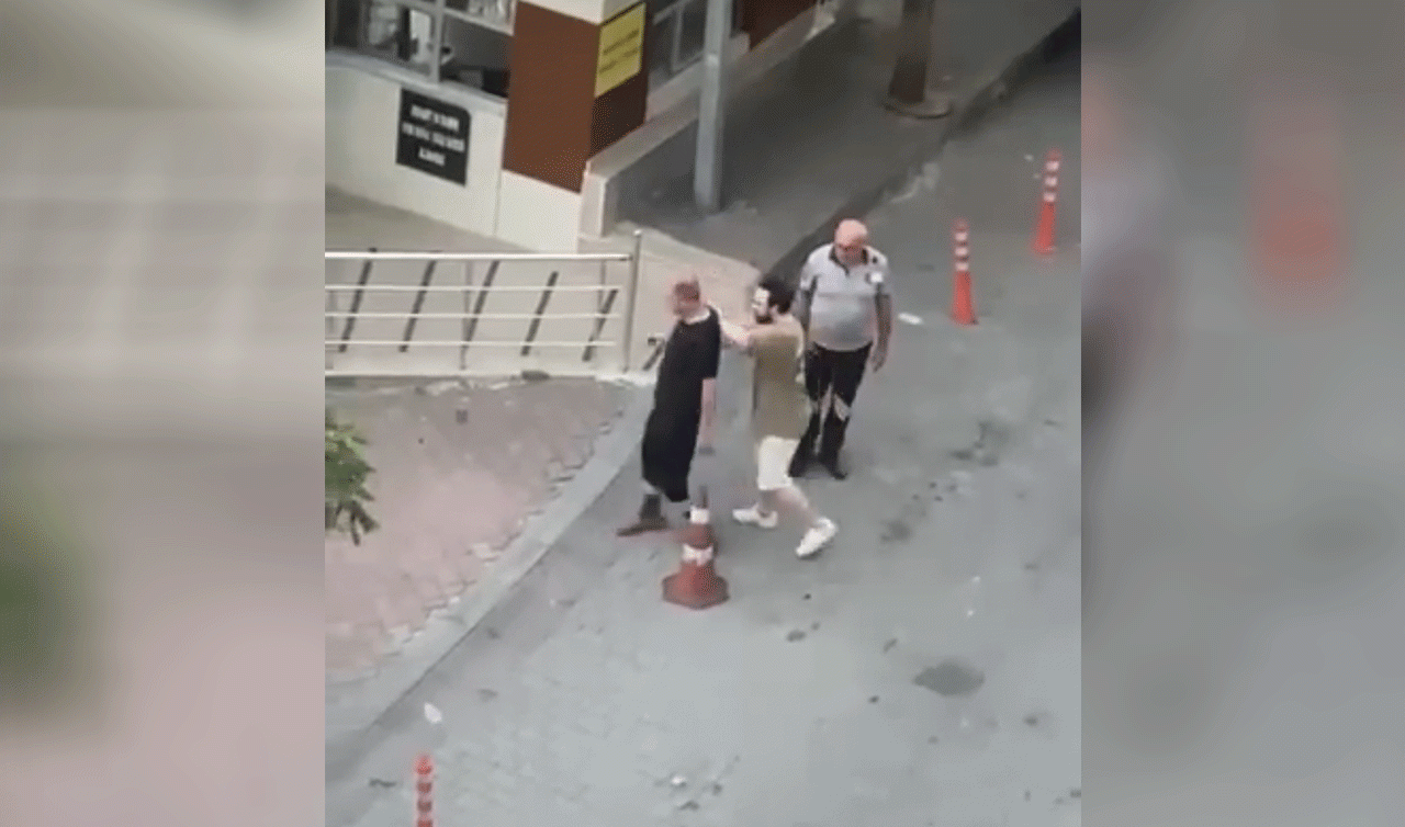 Otomobillerin aynalarını tekmeleyip kırdı: Tepki gösteren güvenlik görevlisine saldırdı