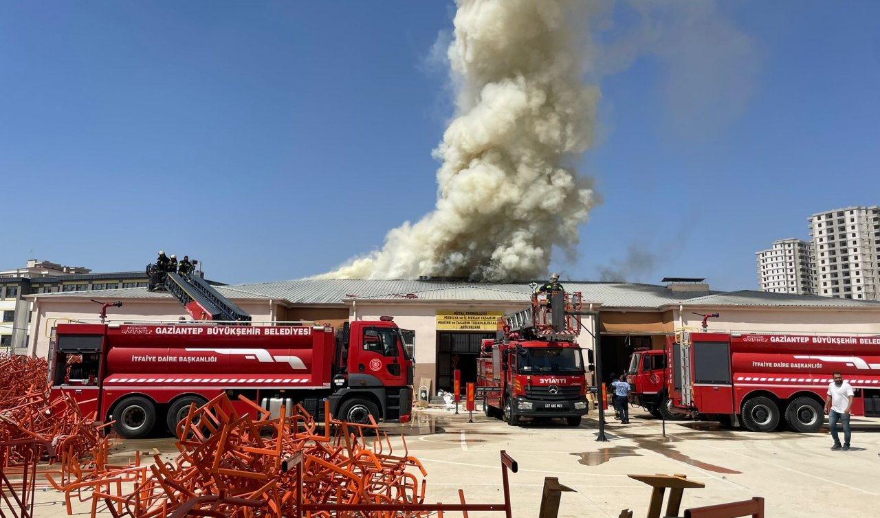 Meslek lisesinde yangın: İtfaiye ekipleri bölgeye sevk edildi