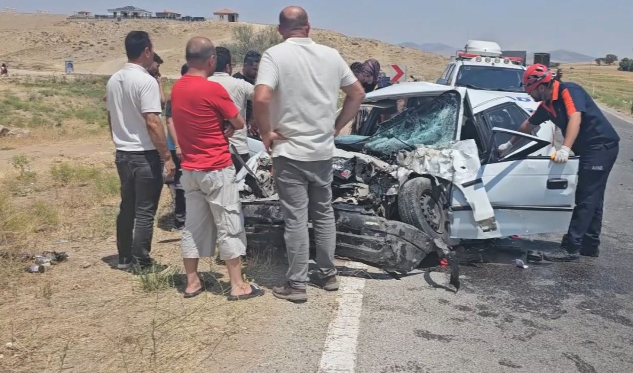 Otomobil ile kamyonet kafa kafaya çarpıştı: 1 ölü, 3 yaralı