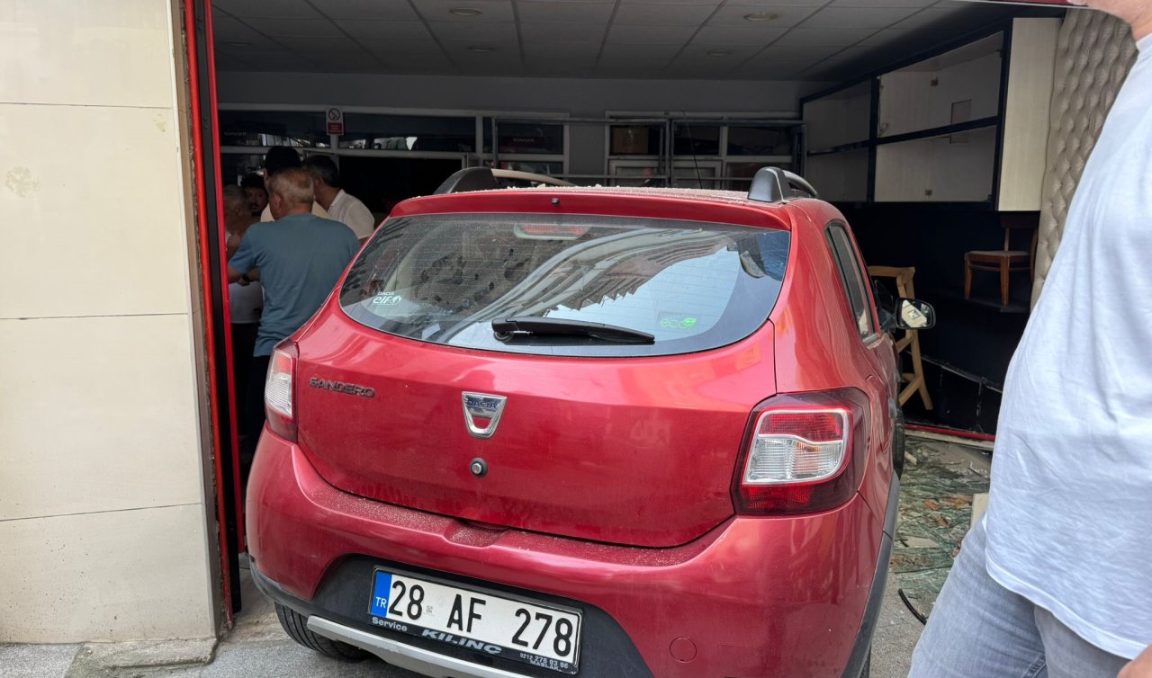 Direksiyon hakimiyetini kaybeden sürücü dükkana girdi: 1 yaralı