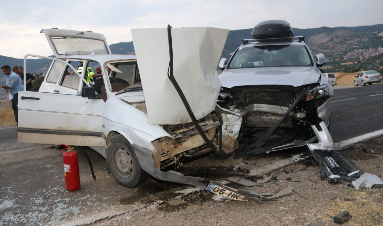 İki otomobil kafa kafaya çarpıştı: 3 kişi yaralandı