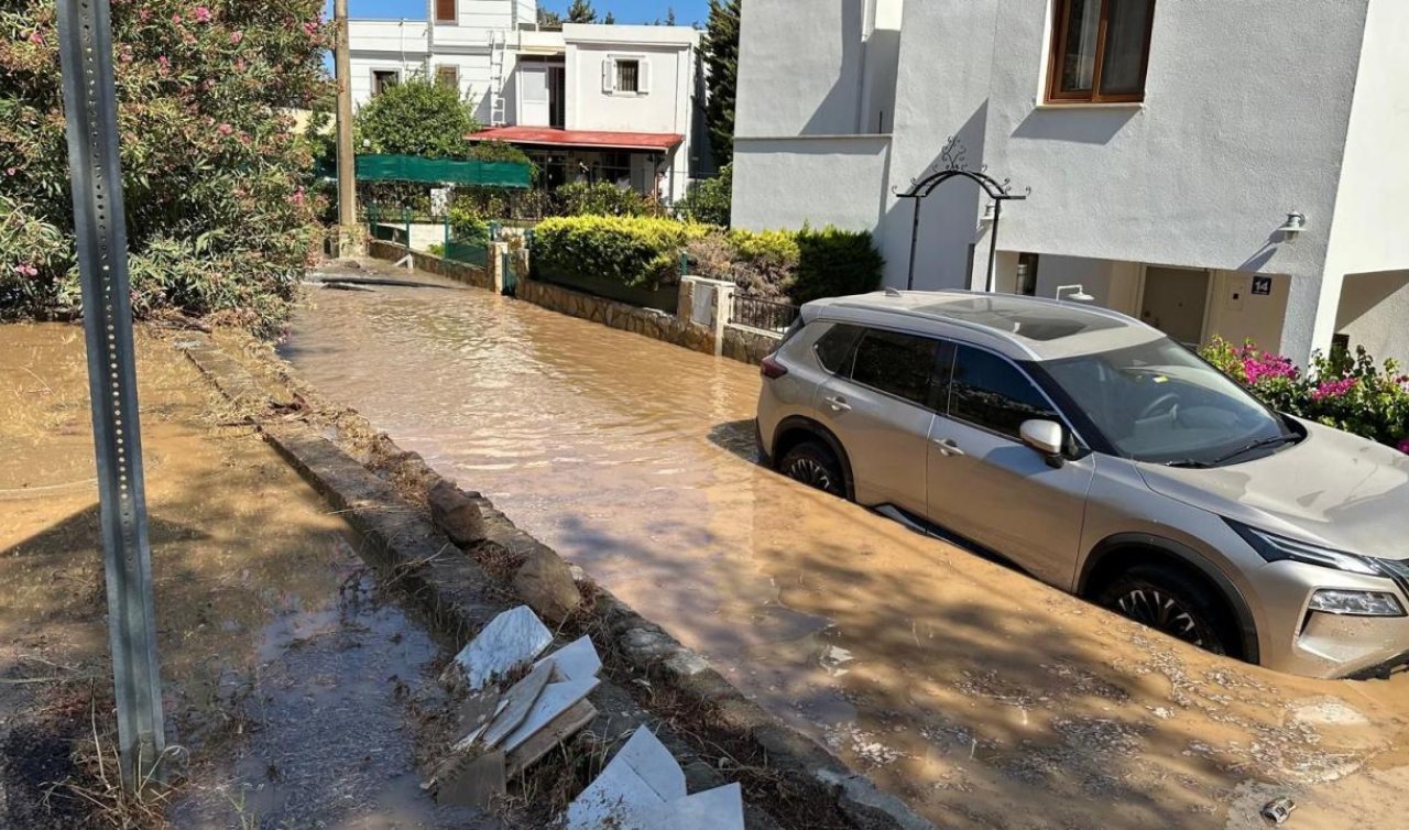 İçme suyu isale hattı patladı: Yol çöktü tonlarca su boşa aktı