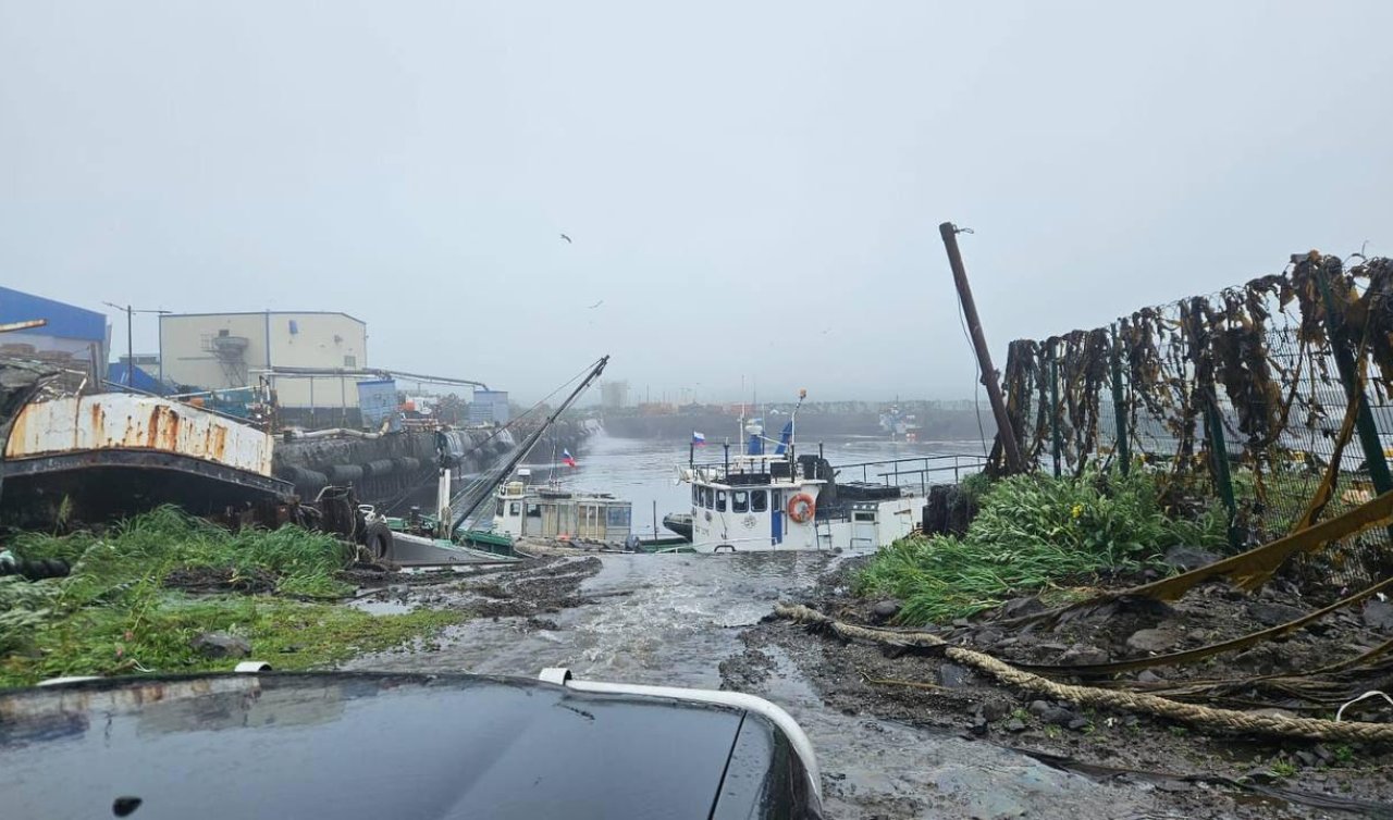 8,8’lik depremin ardından Severo-Kurilsk kentinin bir kısmı sular altında kaldı