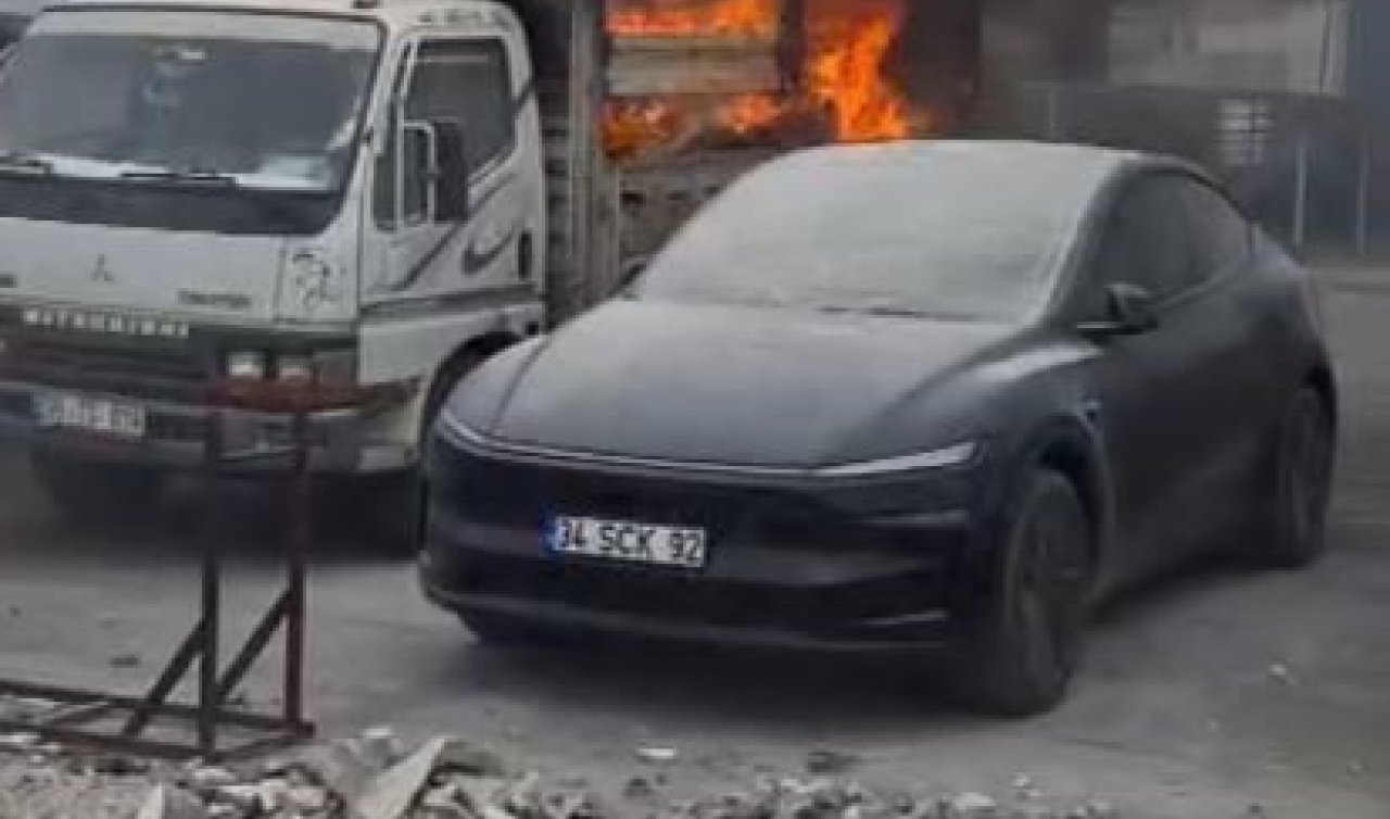 Park halindeki kamyonet yandı! alevler Tesla otomobile sıçradı