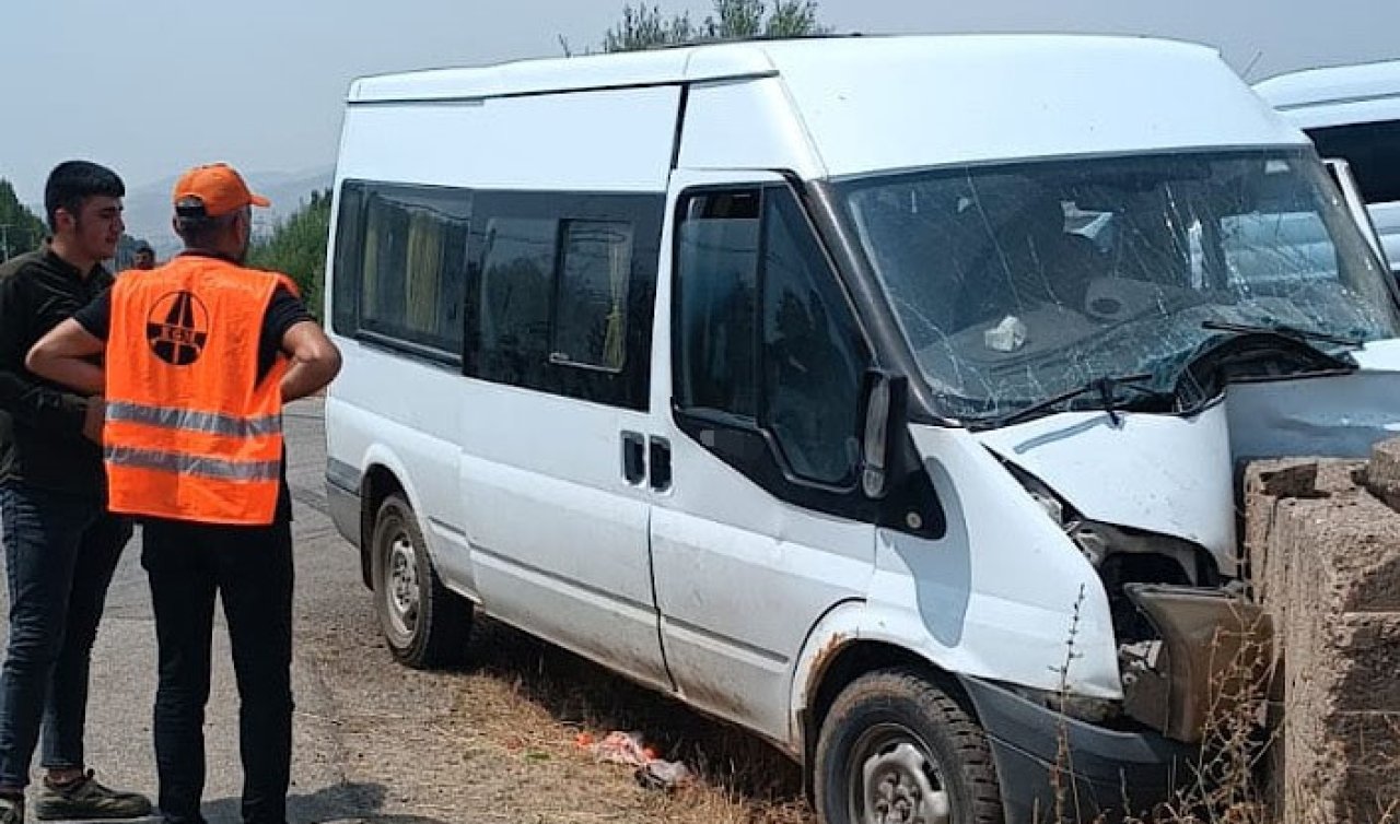 Kontrolden çıkan minibüs duvara çarptı