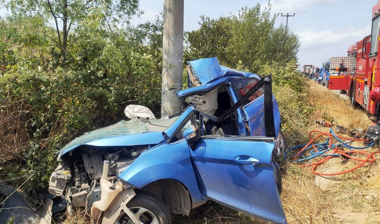  Feci kaza: 14 yaşındaki çocuğun kullandığı otomobil direğe saplandı
