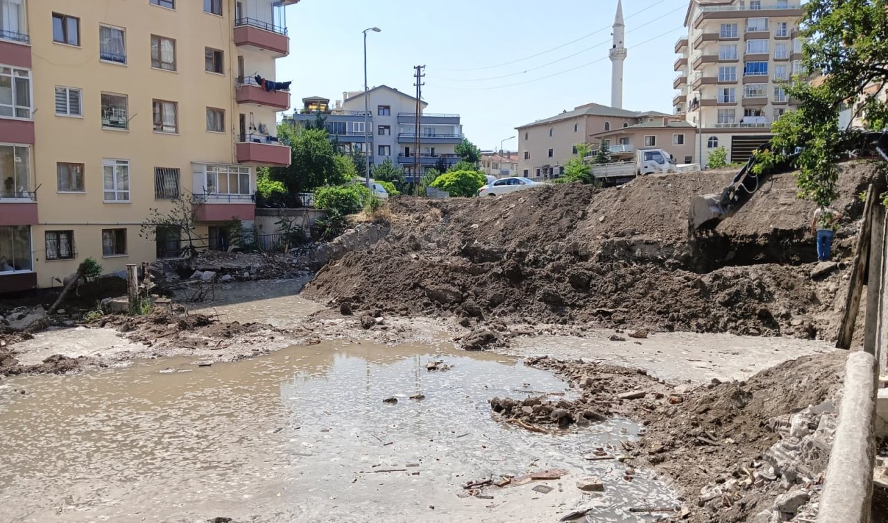Su borusu patladı istinat duvarı dayanamadı