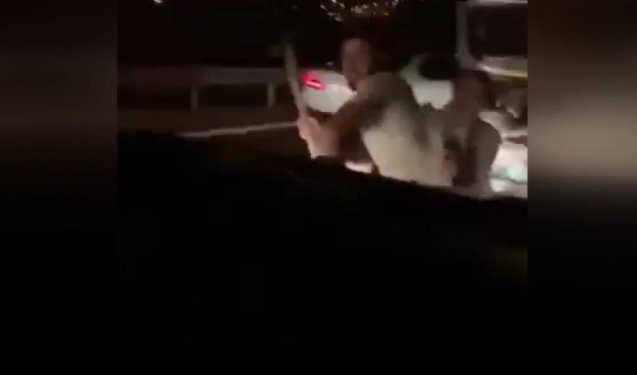 Trafikte otomobile baltayla saldıran 2 şüpheli yakalandı