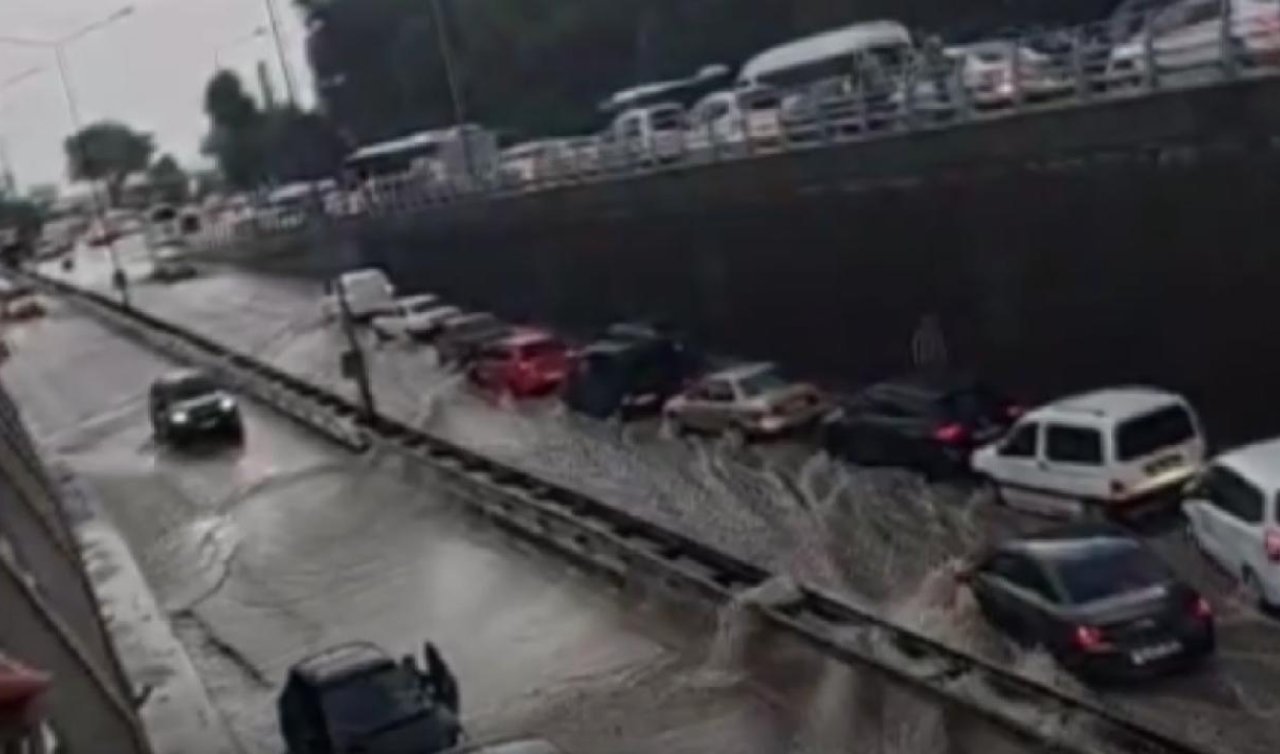 Denizli’de alt geçitleri su bastı onlarca araç mahsur kaldı