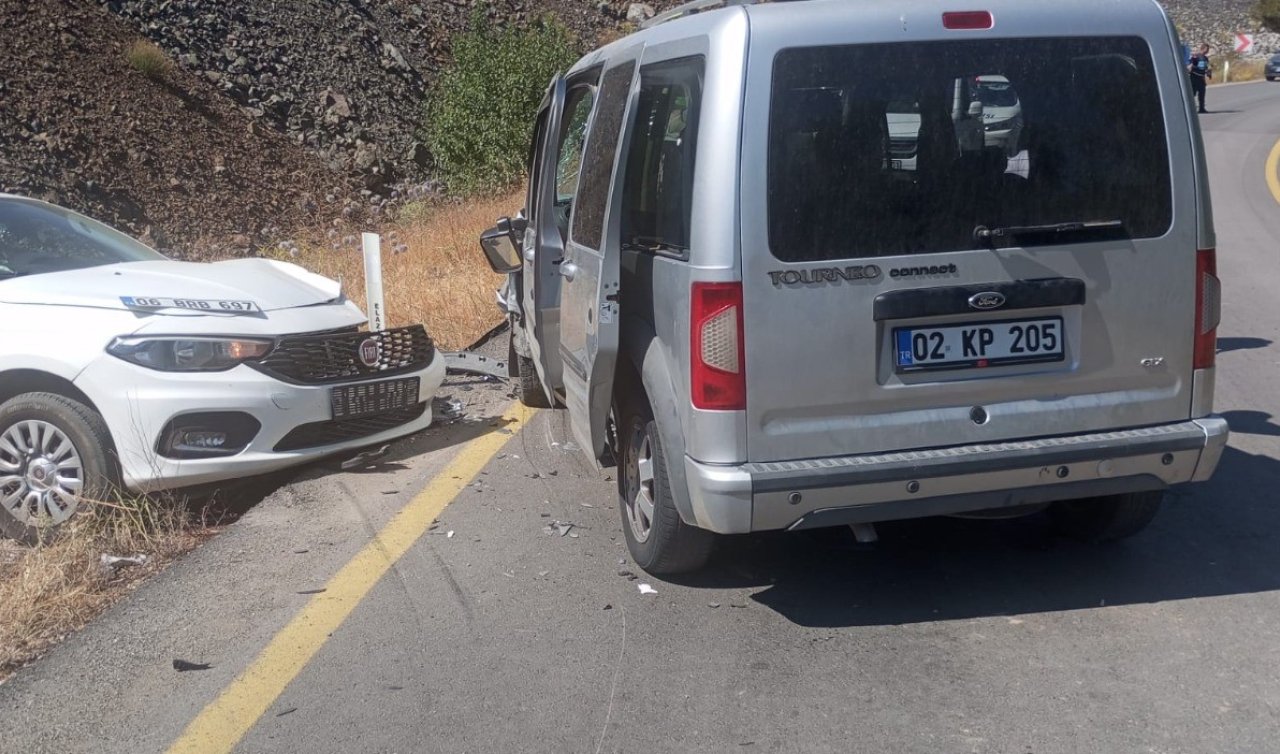 Hafif ticari araç ile otomobil çarpıştı: 6 yaralı